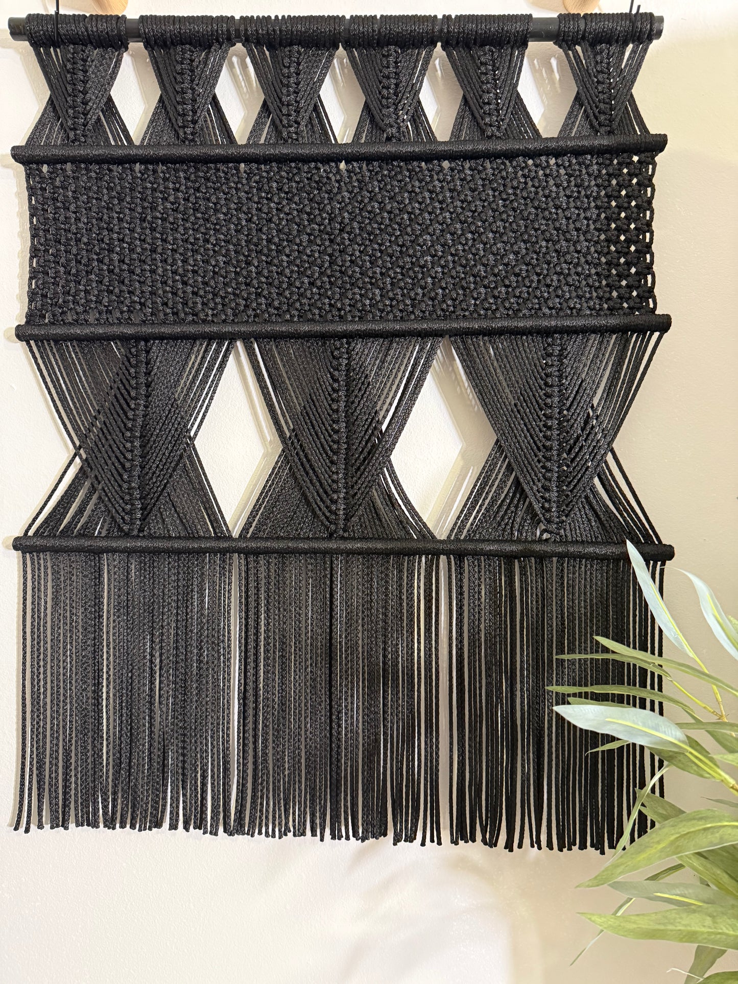 Colgante de Pared en Macramé – Diseño Geométrico Negro Satinado (Pre-Orden)