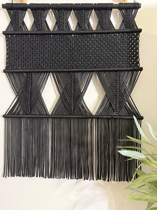 Colgante de Pared  en Macramé – Diseño Geométrico Negro Satinado (Pre-Orden)